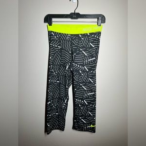 Nike women’s tights size Medium pre owned 3/4 length